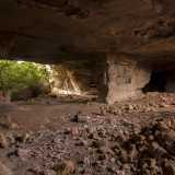 Entriamo nella pi� grande di queste grotte, che si estende fin sotto la masseria. Si tratta di una caverna evidentemente scavata dall�uomo con grande maestria, visto che nonostante l�oscurit� avvolgente riusciamo a intravedere dei pilastri centrali scrupolosamente modellati che sorreggono il soffitto roccioso
